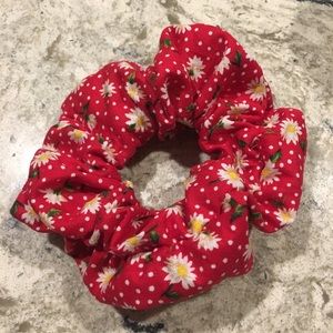 poka dot daisy scrunchie